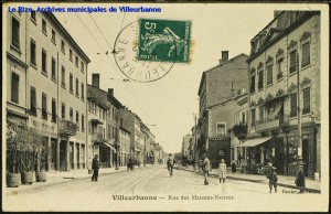 Rue des Maisons-Neuves (actuelle rue Jean-Jaurès), vue animée, en perspective. Carte postale, datée par tampon de la poste du 4 février 1911, éd. Banier. [cote 2Fi112]