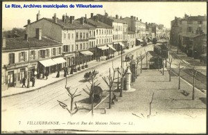 Place et rue des Maisons Neuves (actuelle rue Jean-Jaurès), vue en perspective. Carte postale, datée du 9 janvier 1921, éd. L.L. [cote 2Fi107]