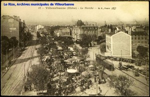 Vue aérienne du marché de la place Jules Grandclément, prise d'est en ouest. Carte postale, éd. B. F., imp. Catala Frères. [cote 2Fi42]
