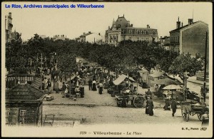 Vue du marché de la place Jules Grandclément, d'est en ouest, avec édicule en premier plan et affiches du 14 juillet 1904. Carte postale, éd. B.F. Paris. [cote 2Fi44]