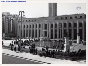 Hôtel de ville : vue de la façade sud et de la place, 1935. [cote 4Fi399]