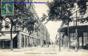 Rue Magenta, vue en perspective avec enfants posant au milieu. Carte postale, timbrée au recto (tampon illisible), Varvier, éditeur- O.G.H. [cote 2Fi441]