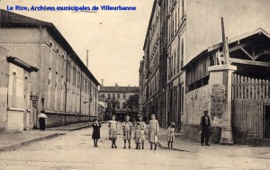 Vue de la rue Magenta avec en premier plan sept fillettes posant en son centre. Carte postale, datée du 20 juillet 1915, Varvier, éditeur- O.G.H. [cote 2Fi442]