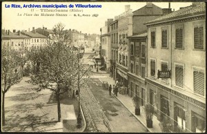 Vue plongeante sur la place des Maisons-Neuves. Carte postale, datée du 31 décembre 1919, éd. B.F. Paris. [cote 2Fi105]