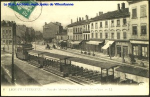 Place des Maisons-Neuves et Avenue Félix Faure, vue du tramway tractant des rames découvertes (dites Buffalo), en premier plan. Carte postale, datée par tampon de la poste de 1910, éd. L.L. [cote 2Fi115]