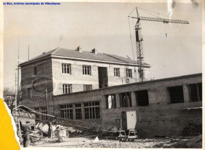 Construction du groupe scolaire Lazare Goujon rue Pierre Voyant, avril 1955. [cote 4Fi595]
