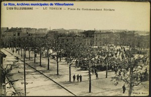 Place du Commandant-Rivière, le Tonkin. Carte postale, éd. photo R. Bozon. [cote 2Fi90]
