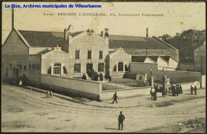 Piscine Lyonnaise, 49, boulevard Pommerol. Carte postale, datée par tampon de la poste du 4 septembre 1909, éd. Col J. Blanc. [cote 2Fi93]