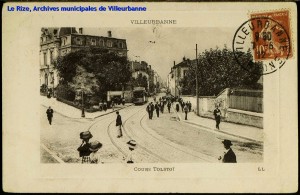 Vue de l'angle de la place Jules Grandclément et du cours Tolstoï en perspective avec personnages. Carte postale, datée par tampon de la poste du 7 juin 1912, éd. L.L. [cote 2Fi60]