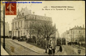 La Mairie, façades sud et est du bâtiment, avec deux rames de tramway se croisant sur le cours Tolstoï. Carte postale, datée par tampon de la poste du 29 octobre 1907 éd. S.F. [cote 2Fi56]