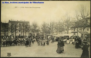 Place des Charpennes (actuelle place Wilson), vue animée du marché des Charpennes. Carte postale, éd. M. T. I. L. [cote 2Fi79]