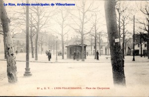 Place des Charpennes (actuelle place Wilson). Carte postale, datée 1904, éd. Villeurbannaise. [cote 2Fi426]