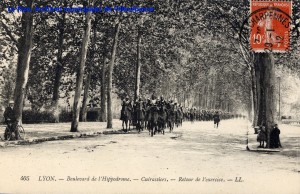 Boulevard de l'Hippodrome : passage des cuirassiers de retour de l'exercice en 1912, carte postale. [cote 2Fi430]