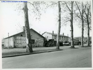 Boulevard de l'Hippodrome en 1961 : vue du boulevard entre la rue Lakanal et la rue du Tonkin, avant les opérations d'urbanisme du quartier du Tonkin. [cote 19Fi194]