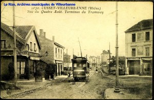 Rue du Quatre Août, terminus du Tramway. Carte postale, éd. S.F. [cote 2Fi5]