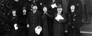 Hippodrome de Villeurbanne : vue du public (hommes et femmes) dans la tribune. 