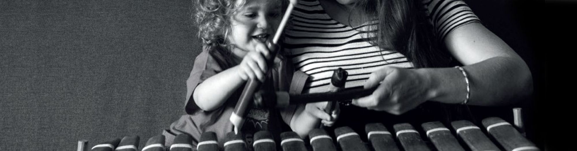 Marie M. joue du balafon avec son fils © CMTRA