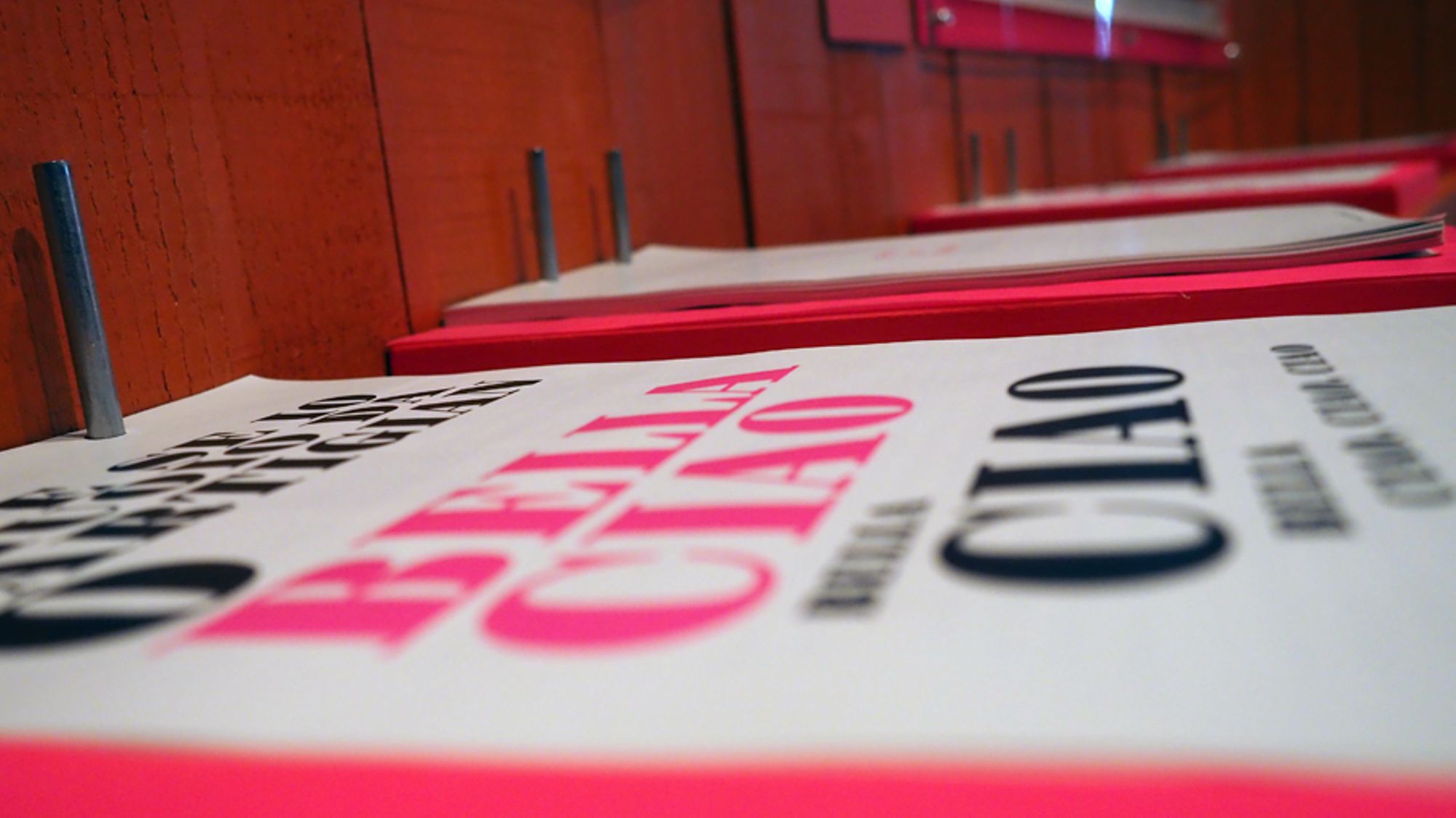 Vue de l'exposition : agora, tracts