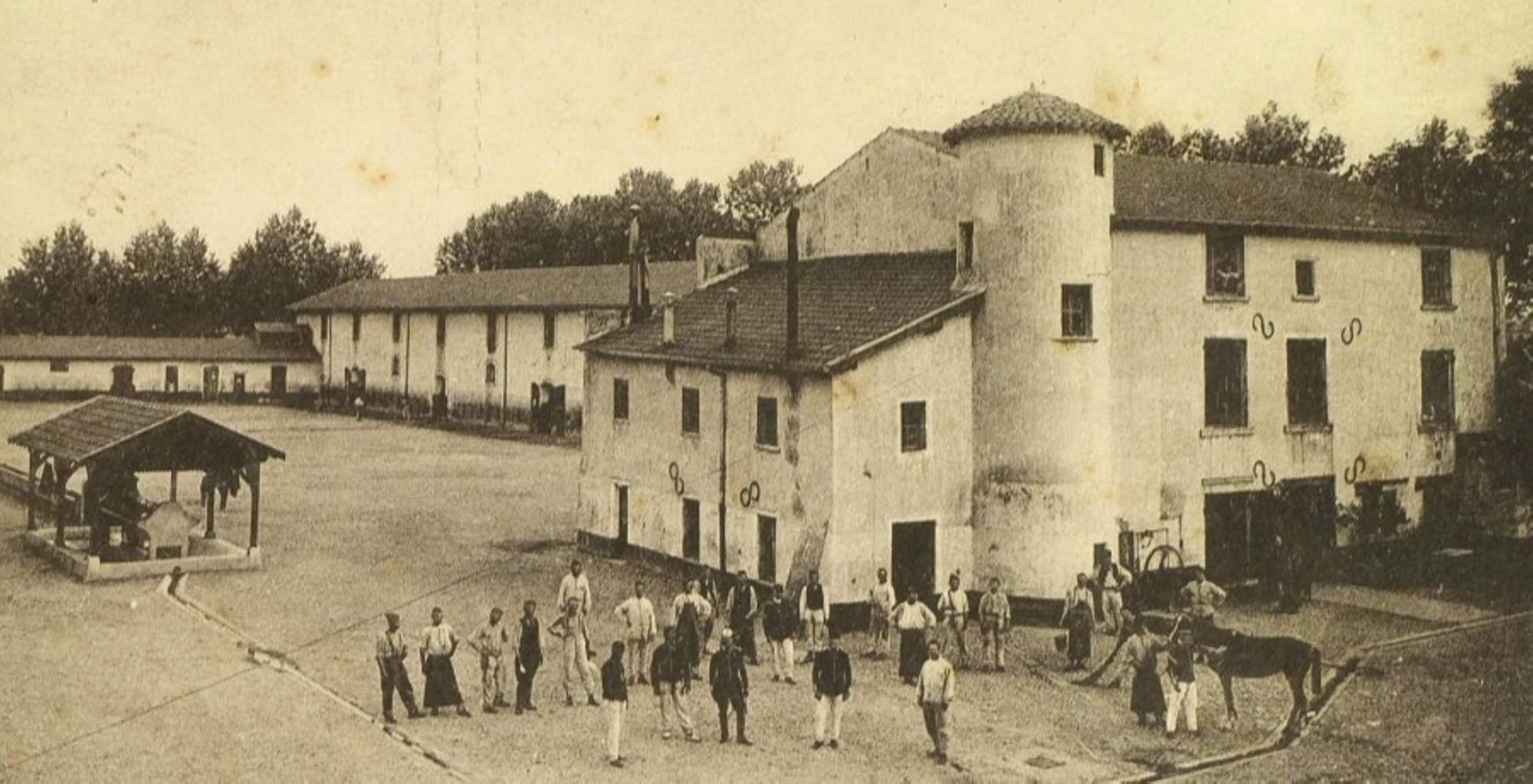 La caserne de La Doua : vue intérieure, carte postale (1914-1920) (2Fi99)