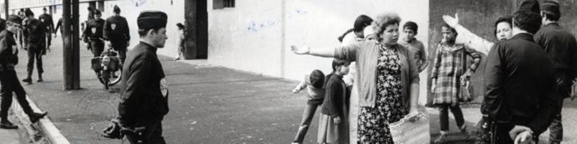 Femmes et CRS dans le quartier Olivier de Serres, le Progrès.
