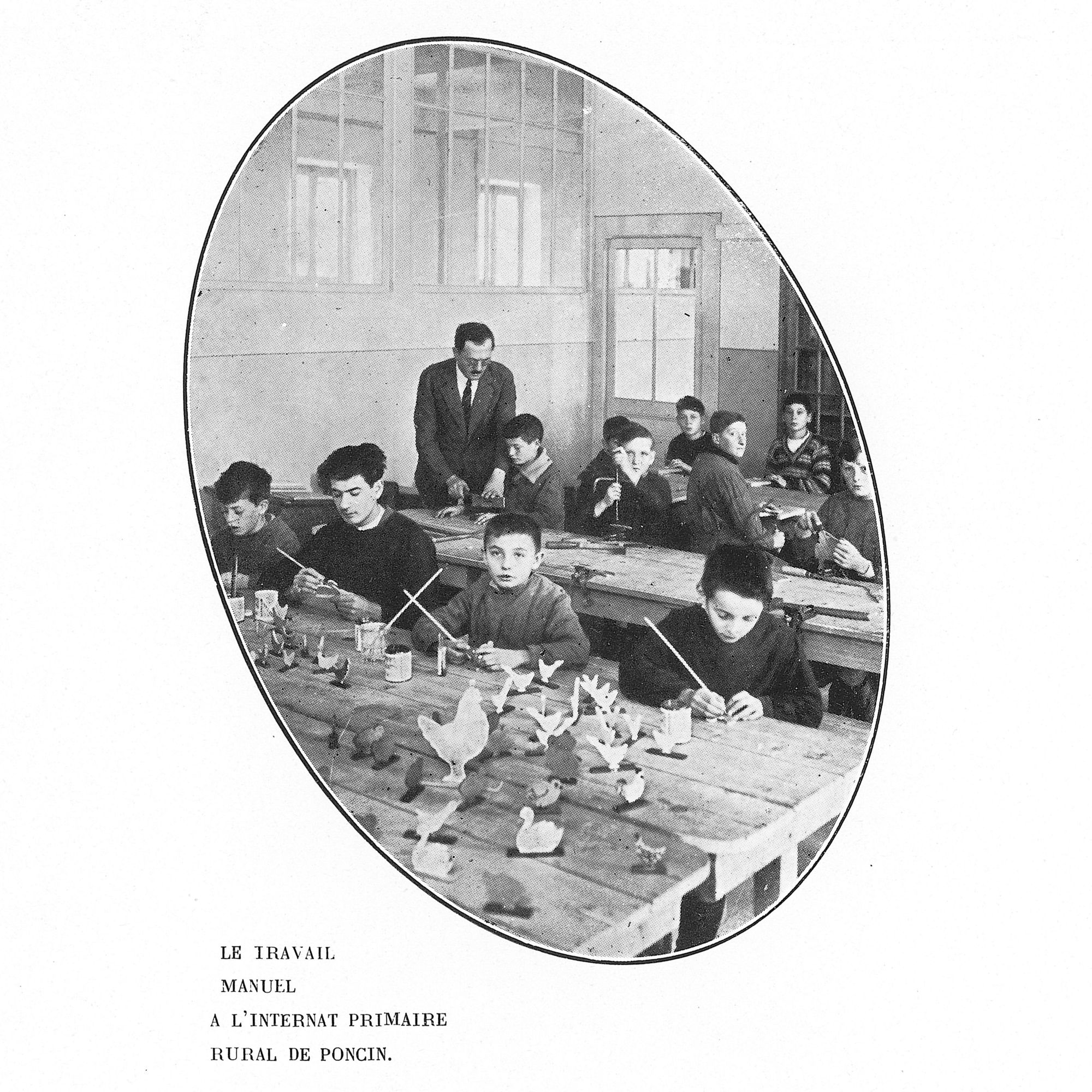 Le travail manuel à l'internat primaire rual de Poncin. Extrait de l'ouvrage Villeurbanne, 1924-1934, ou dix ans d'administrations. Archives municipales de Villeurbanne / Le Rize, 2 C 18.