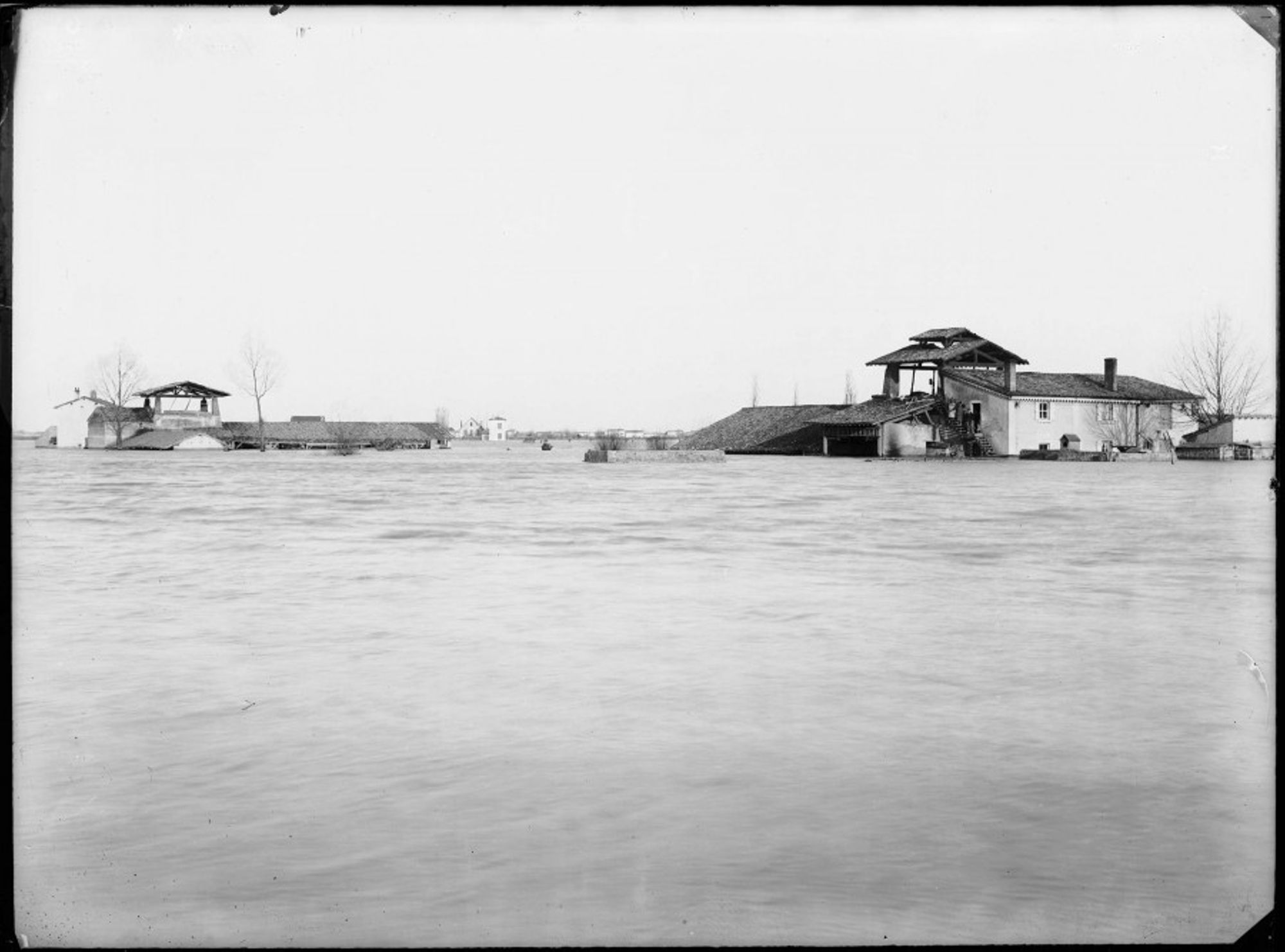 Inondation de 1896 à Villeurbanne. Reproduction d'après plaque de verre, 1896, Archives départementales du Rhône, 156 J 395/61.