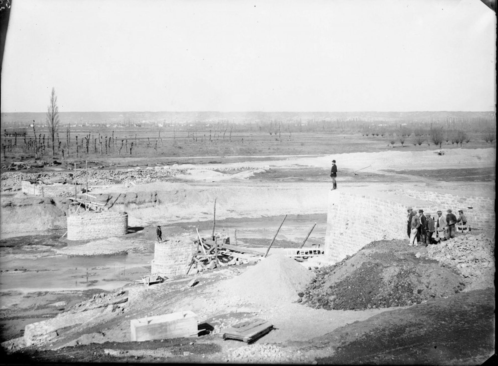 Aménagement du canal de Jonage et de l'usine de Cusset. Reproduction d'après plaque de verre, 1896, Archives départementales du Rhône, 156 J 394 /52.