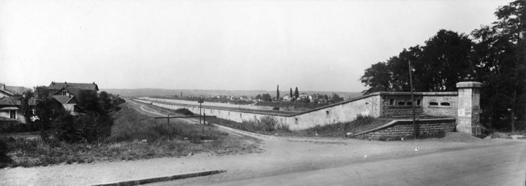 La porte de Cusset, le quartier de Saint-jean, la digue insubmersible. Extrait de l'ouvrage Villeurbanne, 1924-1934, ou dix ans d'administration. Archives municipales de Villeurbanne / Le Rize, 4 Fi 272.