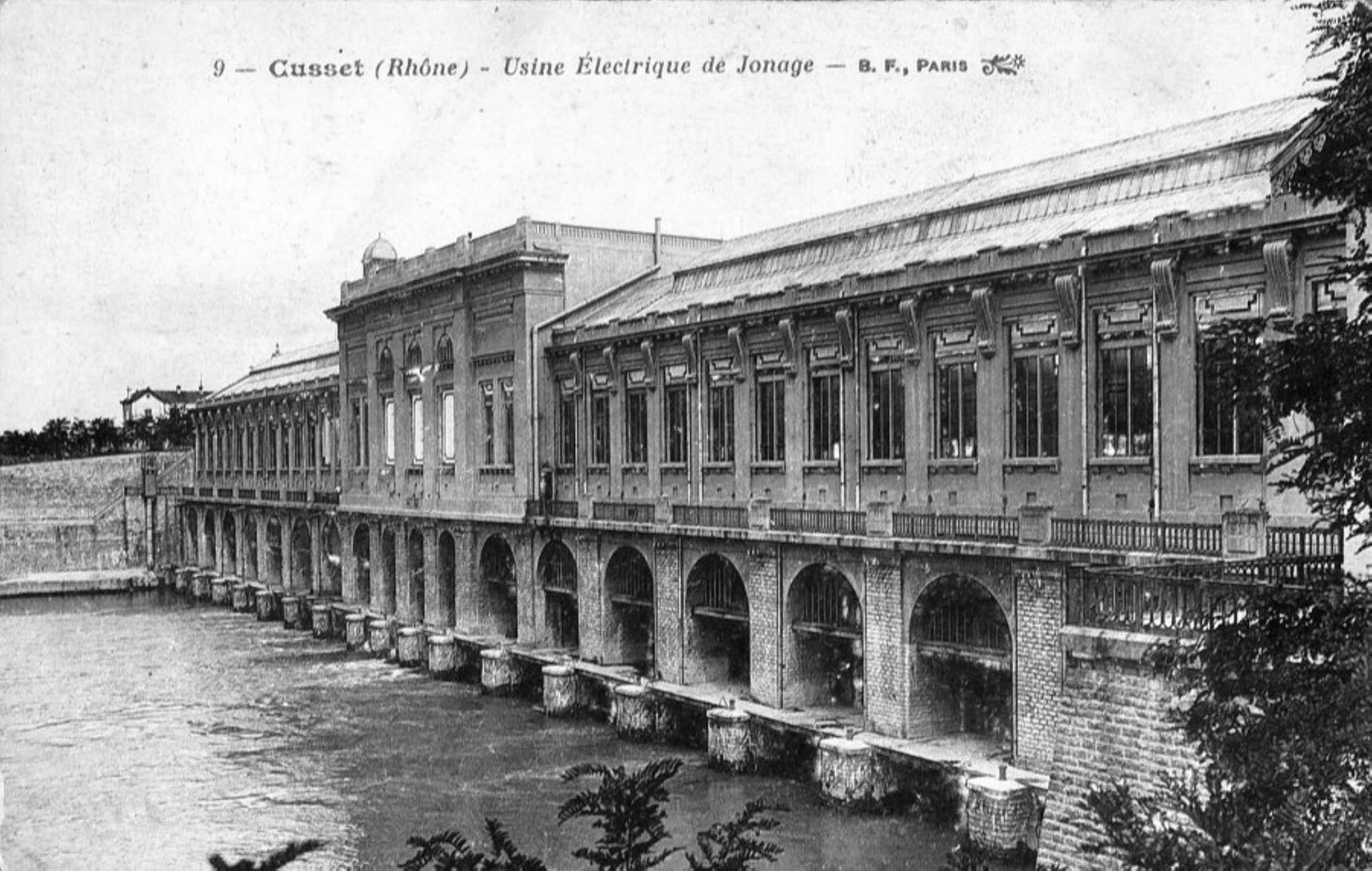 360. Lyon - Jonage - L'usine électrique sur le canal S.F.Carte postale d'après photographie. Archives municipales de Villeurbanne / Le Rize, 2 Fi 405.
