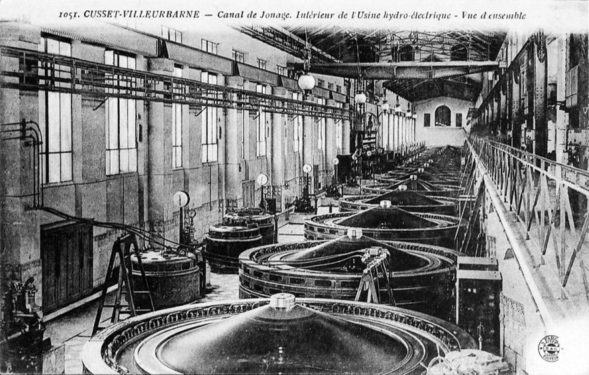 Canal de Jonage - Intérieur de l'usine hydroélectrique. Carte postale d'après photographie, éditions S.Farges,datée de 1919. Archives Municipales de Villeurbanne, le Rize, 2Fi216.