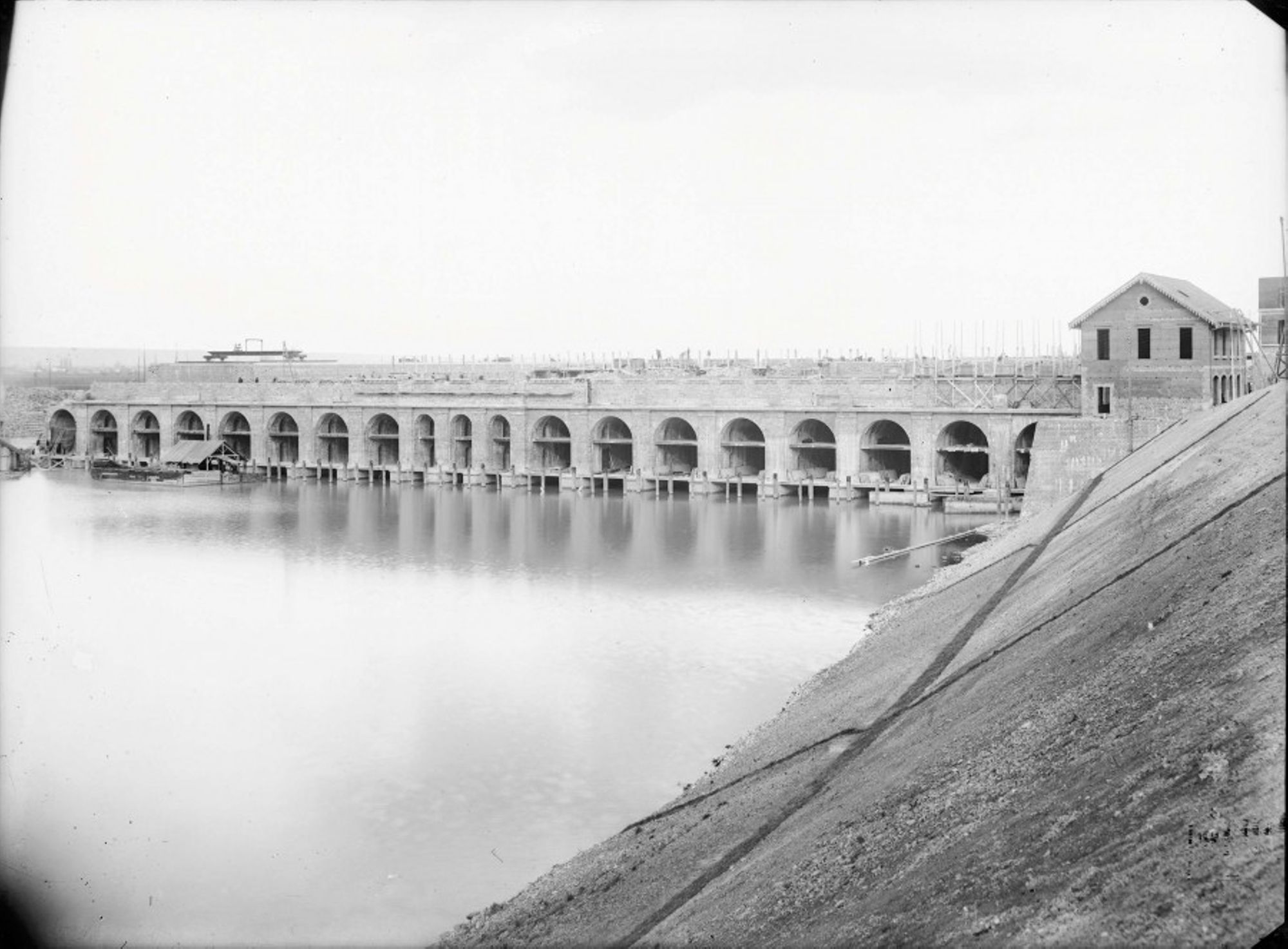 Construction de l'usine. 