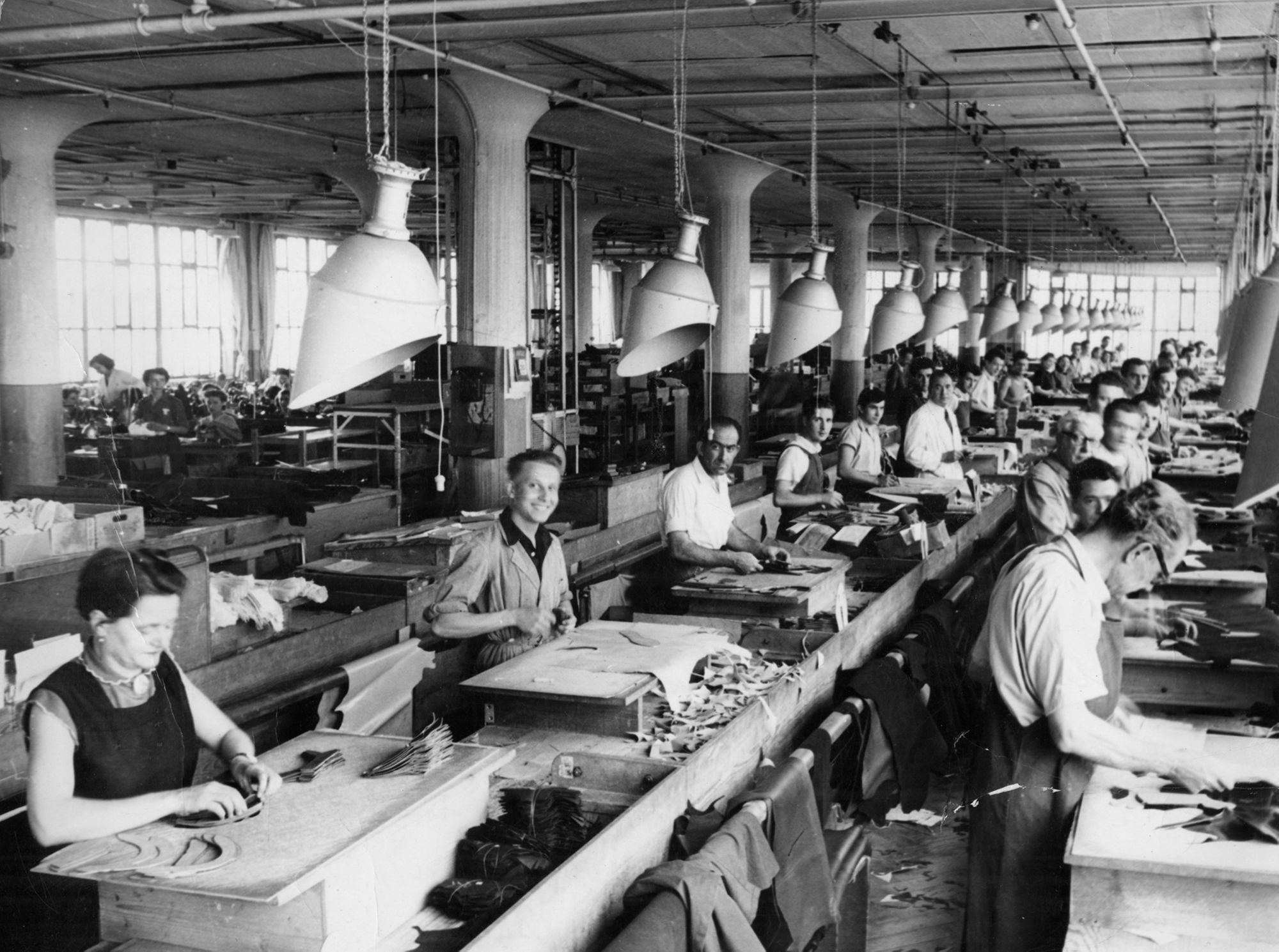 Ouvriers dans l'usine Bally. Photographie. Collection Christophe Coupaud.