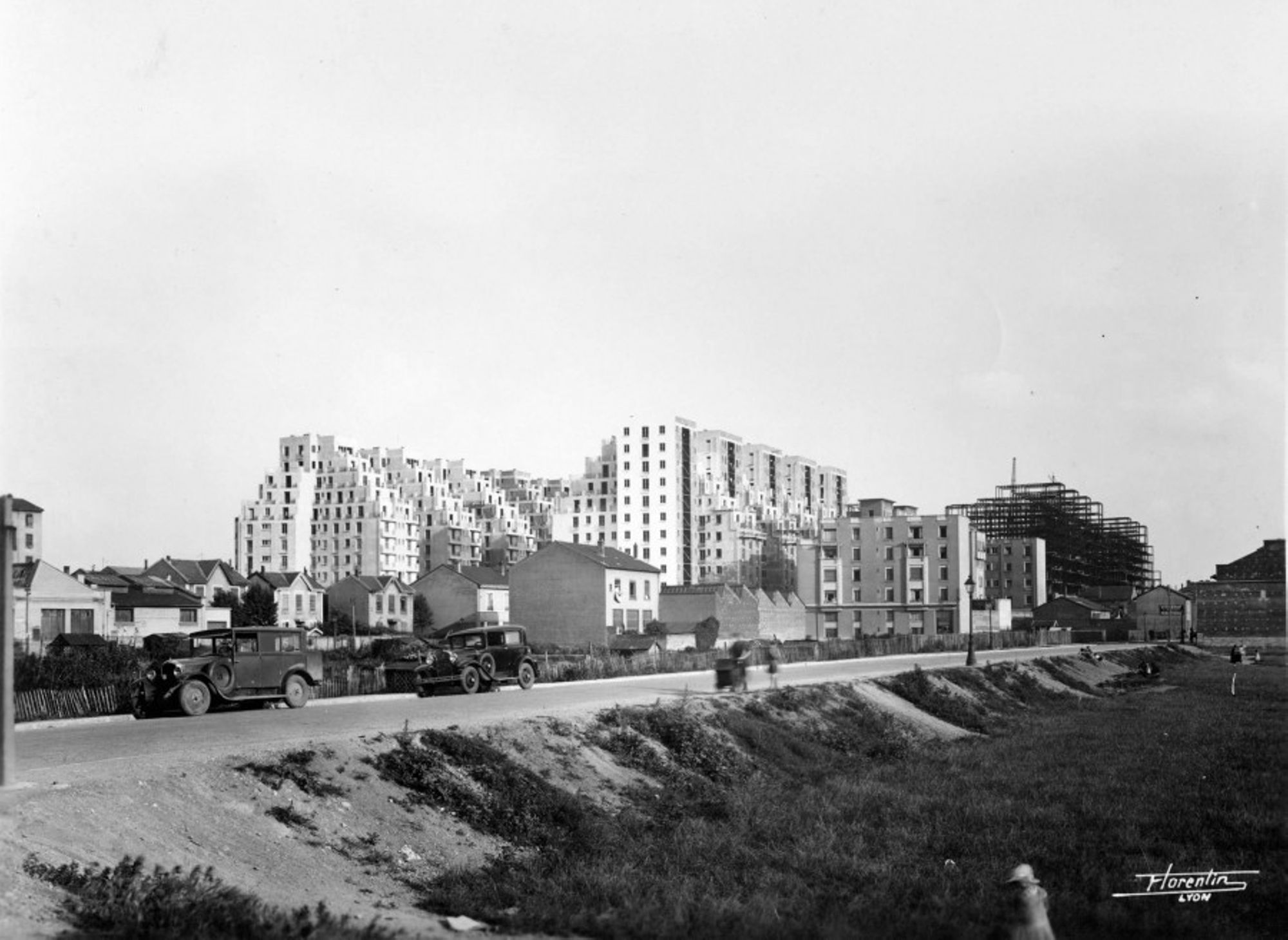 Gratte-Ciel : vue sur les immeubles et la rue Racine depuis le nord-ouest, Florentin [ Auteur ]. Photographie. Archives municipales de Villeurbanne / le Rize, 4 Fi 354.