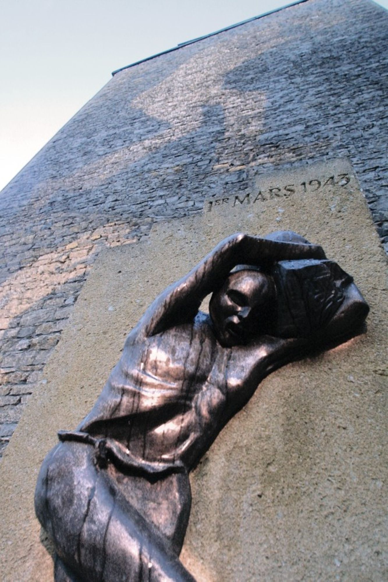 Monument sur le square-du-1er-mars-1943. Photographie Gilles Michalet / Ville de Villeurbanne.